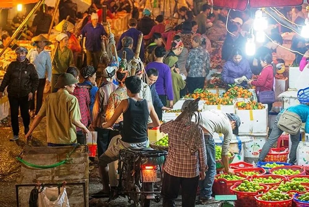 Không khí tấp nập tại khu bán rau, củ, quả chợ Long Biên